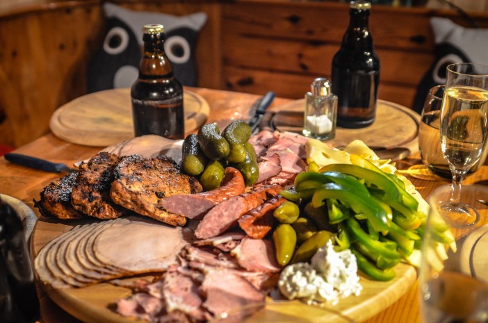 In der Regel gibt es neben einer Bierverkostung auch eine zünftige Brotzeit bei einem Bierbrauseminar.